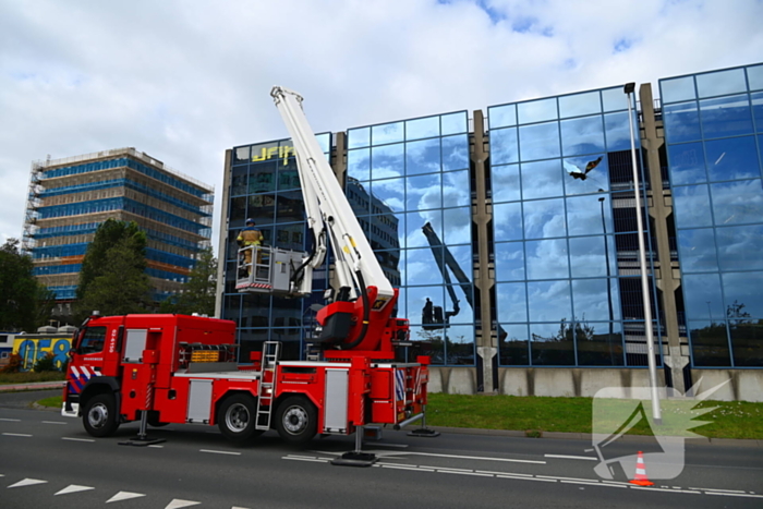 Hoge wind waait raam stuk