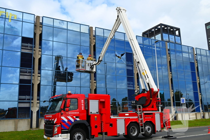 Hoge wind waait raam stuk