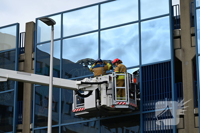 Hoge wind waait raam stuk