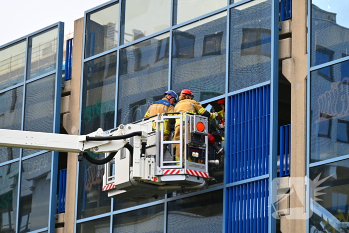 Hoge wind waait raam stuk