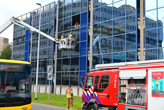 Hoge wind waait raam stuk