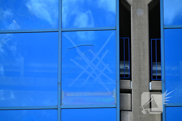 Hoge wind waait raam stuk