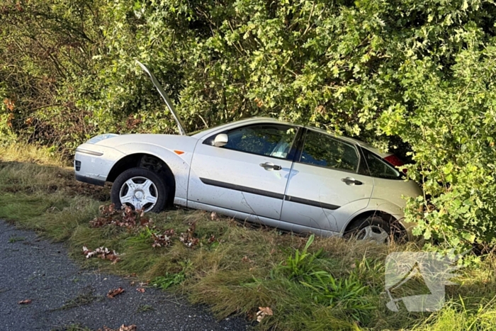 Automobiliste raakt gewond bij aanrijding tegen boom