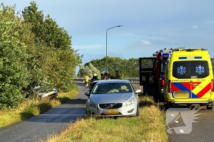Automobiliste raakt gewond bij aanrijding tegen boom