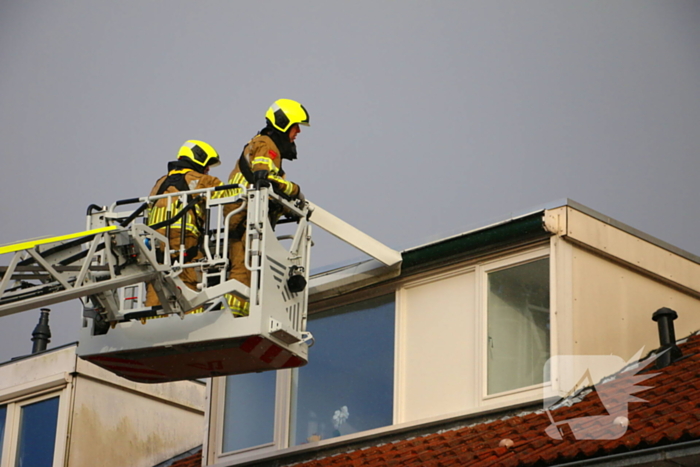 Brandweer verwijderd losgewaaid dakkapel
