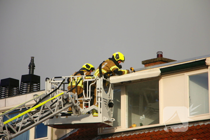 Brandweer verwijderd losgewaaid dakkapel