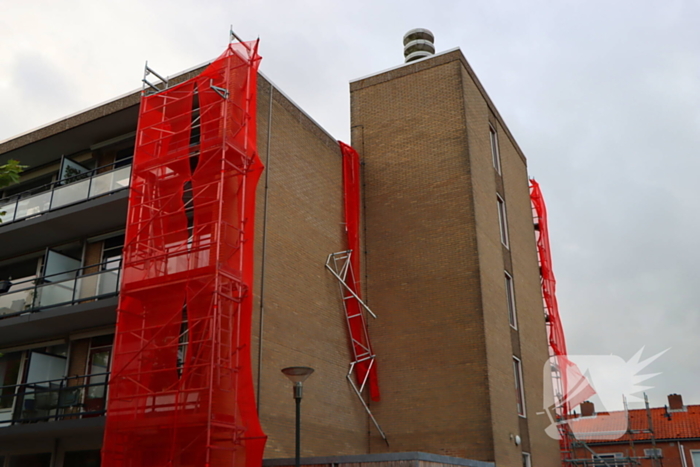 Harde wind veroorzaakt losse reling op steiger