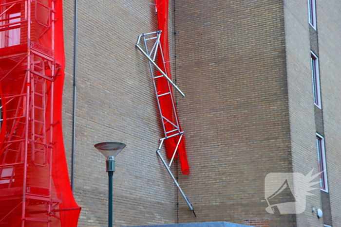 Harde wind veroorzaakt losse reling op steiger