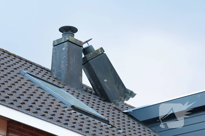 Schoorsteen los door stormachtig weer