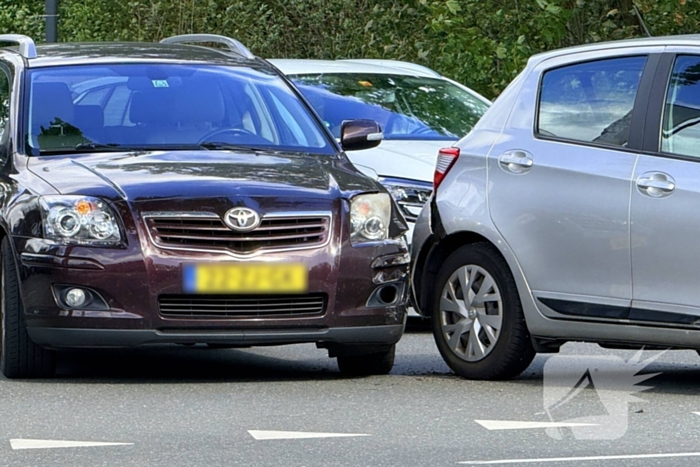 Auto's in botsing voor kruising