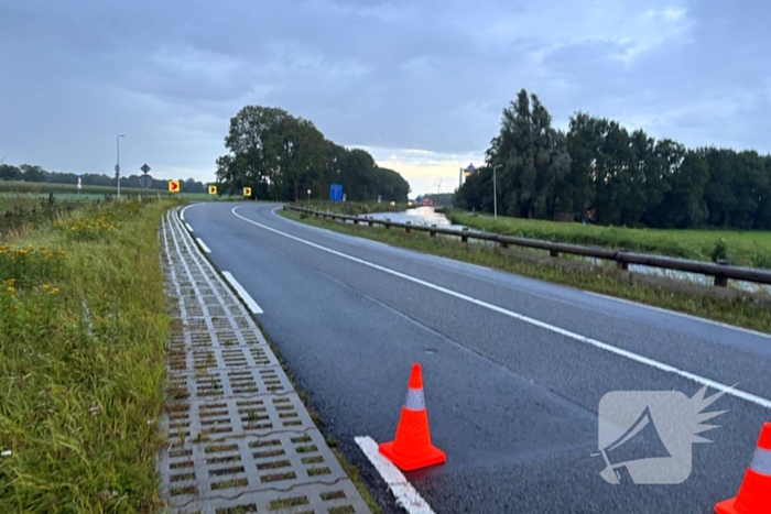 Auto belandt op dak in weiland