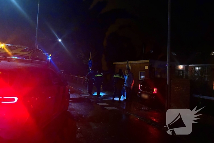 Auto botst met brommer en rijdt door