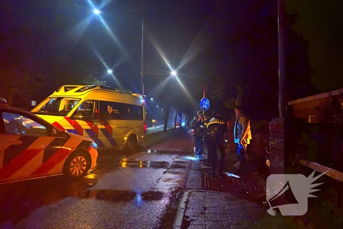Auto botst met brommer en rijdt door