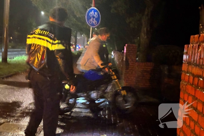 Auto botst met brommer en rijdt door