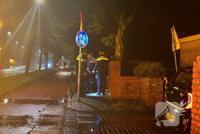 Auto botst met brommer en rijdt door
