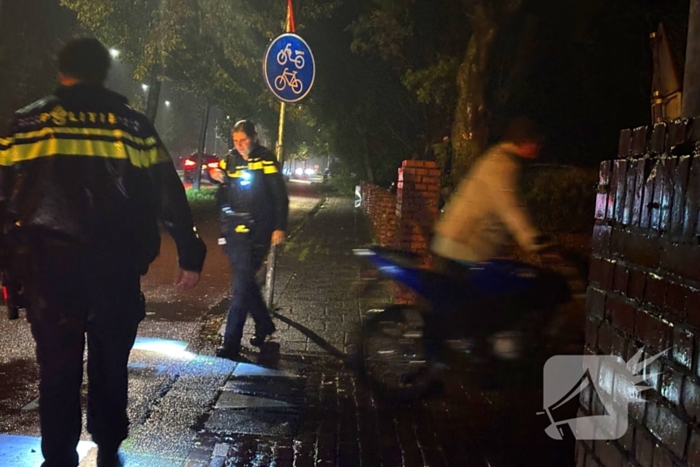 Auto botst met brommer en rijdt door