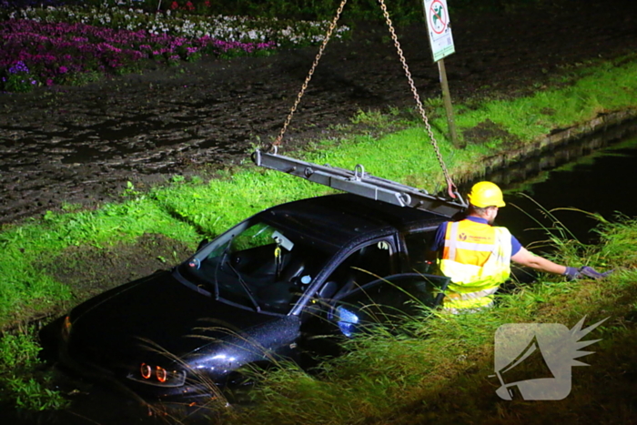 Automobilist haalt nat pak na te water raken