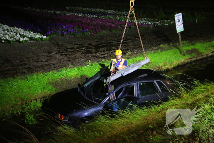 Automobilist haalt nat pak na te water raken