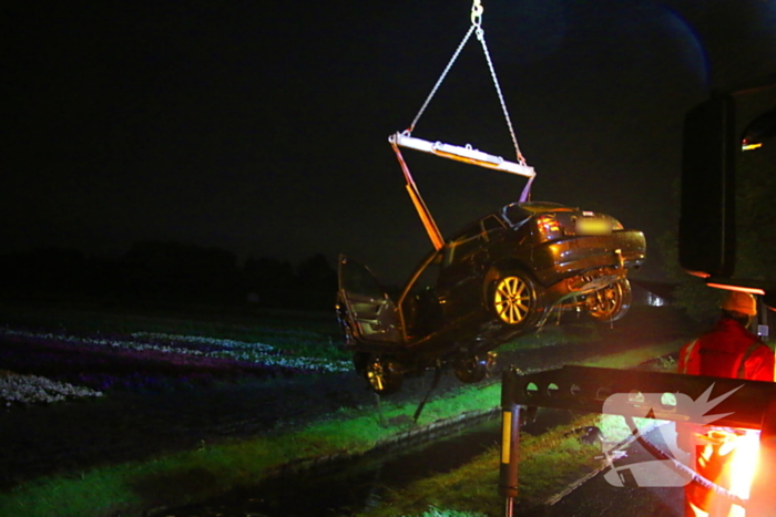 Automobilist haalt nat pak na te water raken