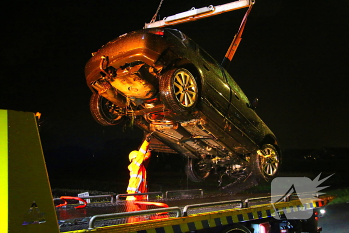 Automobilist haalt nat pak na te water raken