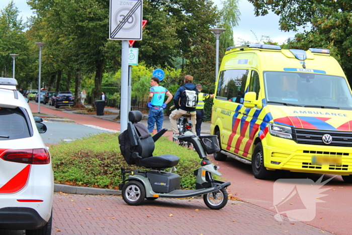 Overstekende scootmobiel aangereden