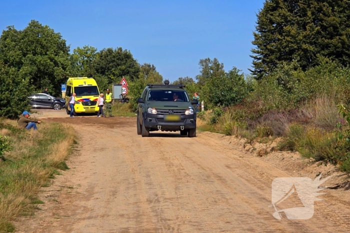 Parachutisten vast in boom