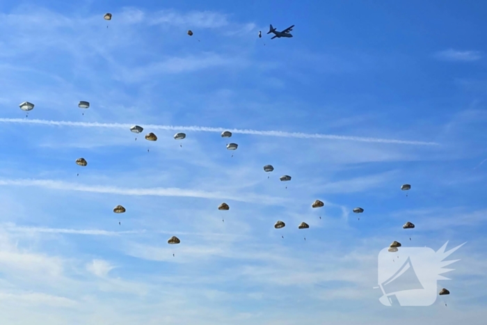 Parachutisten vast in boom