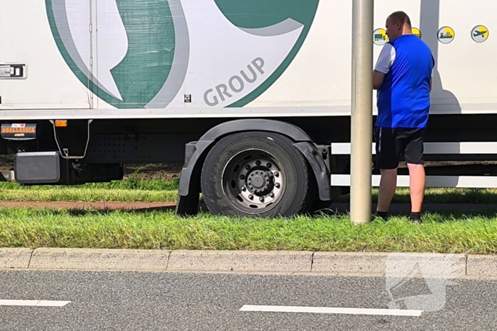 Vrachtwagen botst met auto