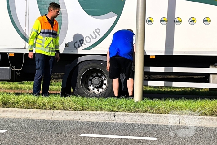 Vrachtwagen botst met auto