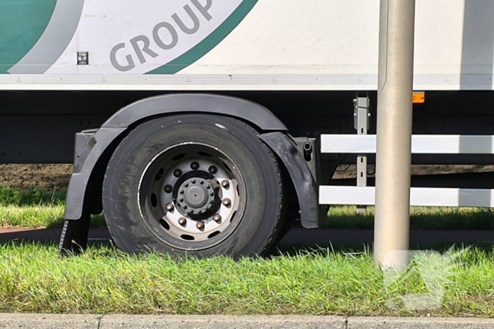 Vrachtwagen botst met auto