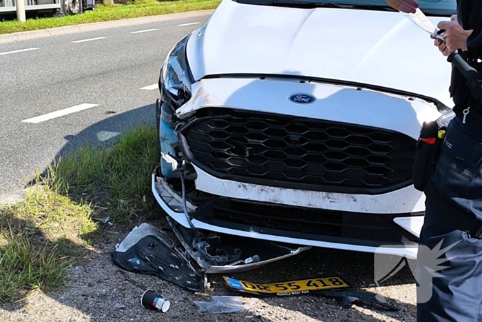 Vrachtwagen botst met auto
