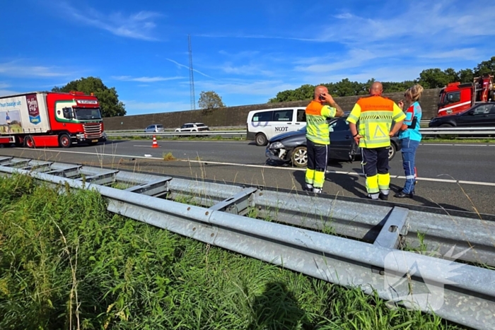 Automobilist raakt vangrail en blokkeert snelweg
