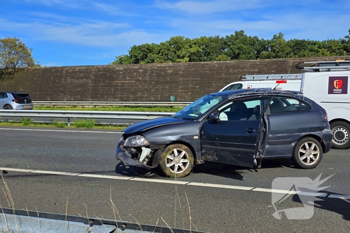 Automobilist raakt vangrail en blokkeert snelweg