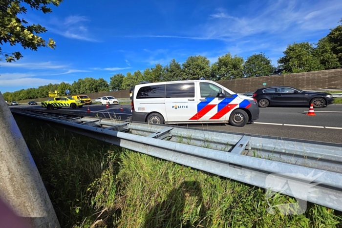 Automobilist raakt vangrail en blokkeert snelweg
