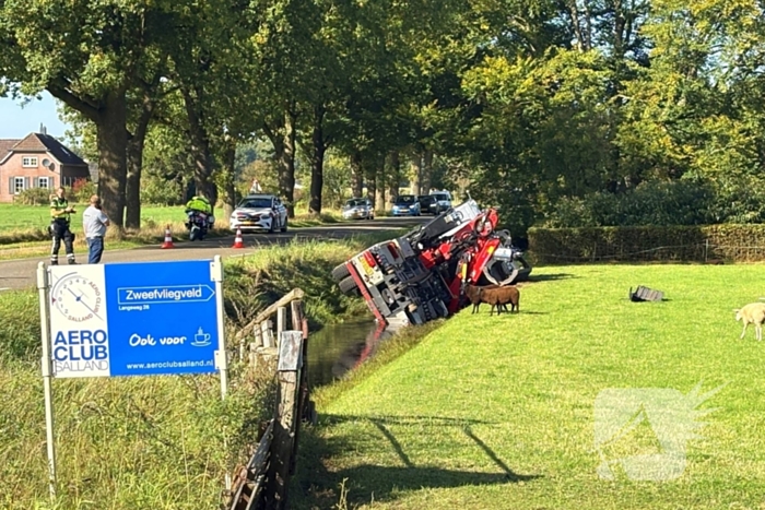 Voertuigen belanden in sloot na crash