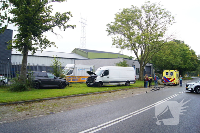 Bestelbus knapt bovenop geparkeerde auto