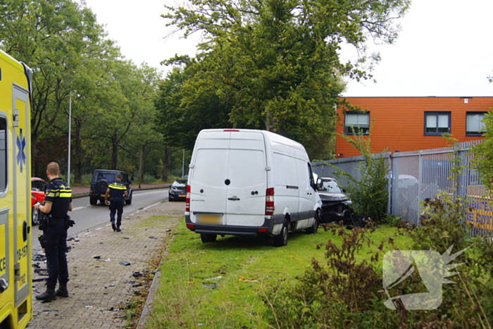 Bestelbus knapt bovenop geparkeerde auto