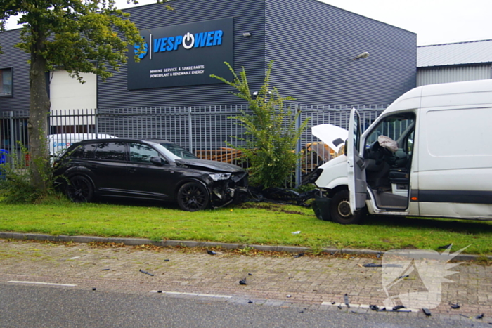 Bestelbus knapt bovenop geparkeerde auto