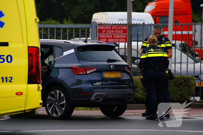Politie voert blaastest uit na botsing, bestuurder mee met agenten