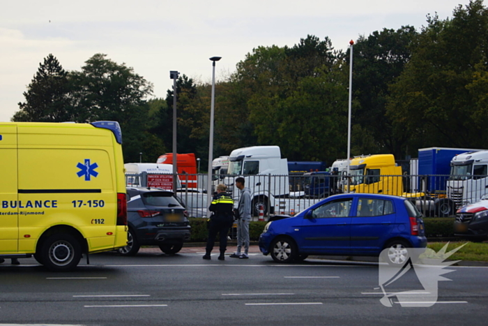 Politie voert blaastest uit na botsing, bestuurder mee met agenten