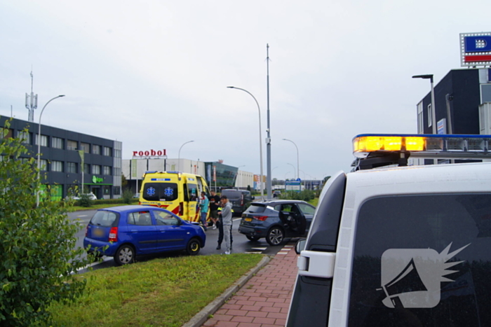 Politie voert blaastest uit na botsing, bestuurder mee met agenten