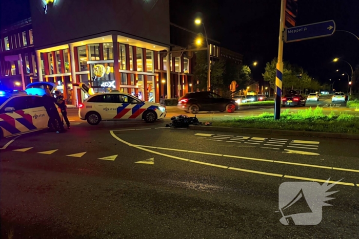 Scooter met twee opzittenden botst met automobilist