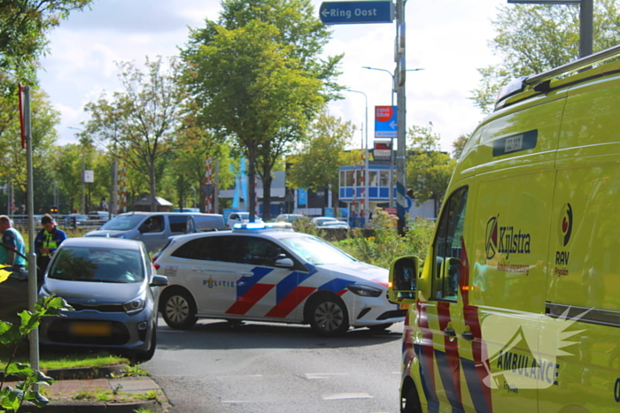 Twee voertuigen botsen op rotonde