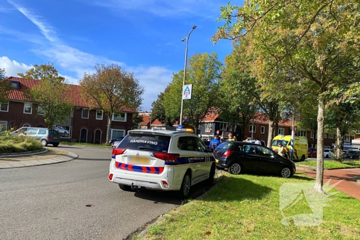 Twee voertuigen botsen op rotonde