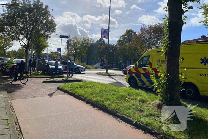 Twee voertuigen botsen op rotonde