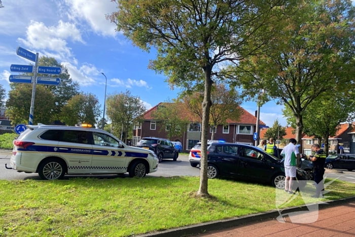 Twee voertuigen botsen op rotonde