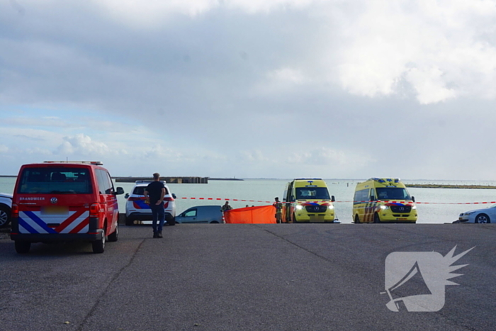 Passerende boot redt drenkeling, maar hulp te laat