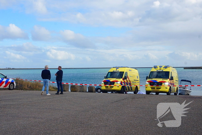 Passerende boot redt drenkeling, maar hulp te laat