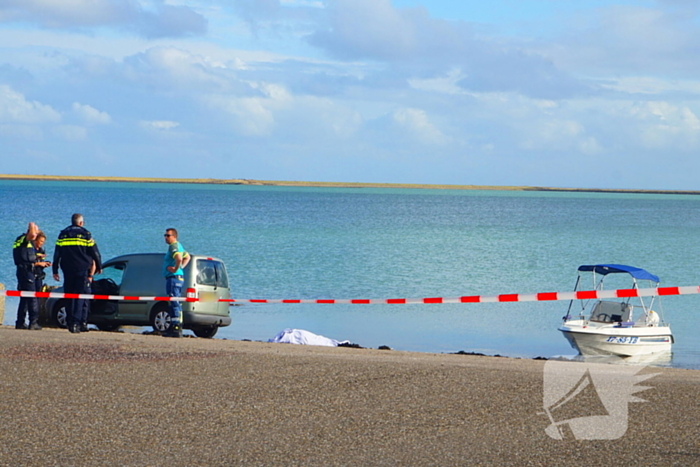 Passerende boot redt drenkeling, maar hulp te laat