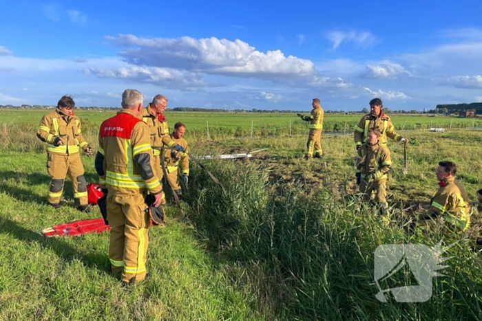 Brandweer takelt paard uit water